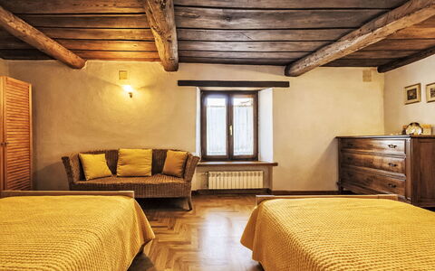 La Casa di Fiore: Letto, Interior Design, Camera Da Letto, Parete, Mobilia, Pavimentazione, Legna, Lenzuolo, Bedding, Pavimento