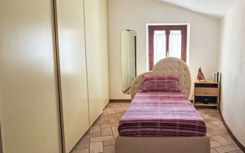 La Casa di Fiore: Letto, Mobilia, Camera Da Letto, Interior Design, Bedding, Parete, Lenzuolo, Pavimento, Pavimentazione, Legna