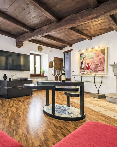 La Casa di Fiore: Furniture, Interior Design, Flooring, Wall, Floor, Ceiling, Wood, Room, Lighting, Living Room