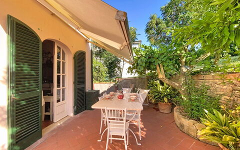 Lucia e Francesco: Casa, Porta, Mobilia, Balcone, Sedia, Pianta Della Casa, Shade, Mobili Da Esterno, Portico, Hacienda