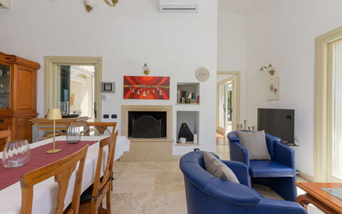 La Sorgente: Mobilia, Interior Design, Pavimentazione, Legna, Soffitto, Pavimento, Camera, Illuminazione, Sedia, Soggiorno