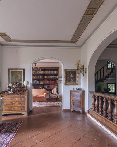 Villa Golly: Furniture, Interior Design, Flooring, Floor, Ceiling, Room, Chair, Living Room, Molding, Picture Frame