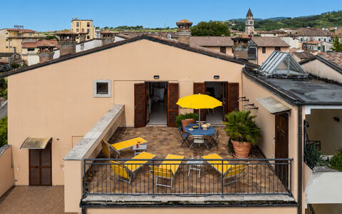 Terrazza sulla Luna, Casciana Terme: Parete, Appartamento, Mobilia, Balcone, Vaso Di Fiori, Pianta Della Casa, Sedia, Mobili Da Esterno, Hotel, Illuminazione Diurna