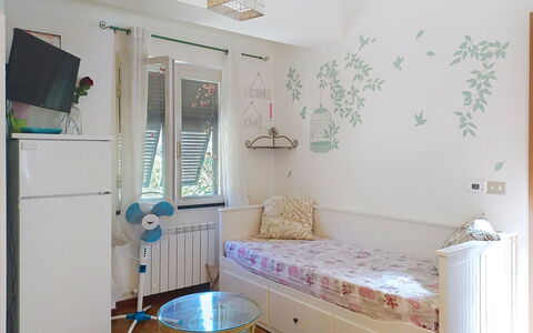 La Casa Azzurra: Mobilia, Interior Design, Parete, Pavimento, Camera Da Letto, Legna, Camera, Pavimentazione, Illuminazione, Letto