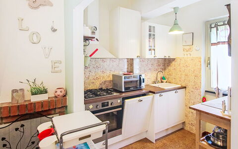 La Casa Azzurra: Interior Design, Apparecchio Major, Pavimentazione, Cucina, Mobilia, Legna, Soffitto, Elettrodomestico Da Cucina, Pavimento, Controsoffitto