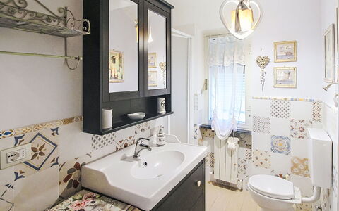 La Casa Azzurra: Interior Design, Parete, Pavimentazione, Lavandino Del Bagno, Idraulico Fixture, Bagno, Pavimento, Lavello, Rubinetto, Soffitto