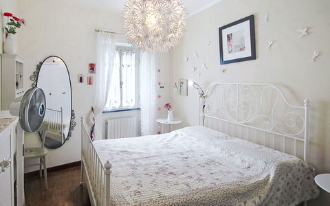 La Casa Azzurra: Mobilia, Letto, Interior Design, Camera Da Letto, Bedding, Lenzuolo, Lampada, Soffitto, Camera, Biancheria