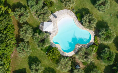 Podere Il Pozzangone, Lucignano: Blue, Swimming Pool, Shade, Resort, Landscaping, Thermae, Eco Hotel, Backyard, Pond, Villa
