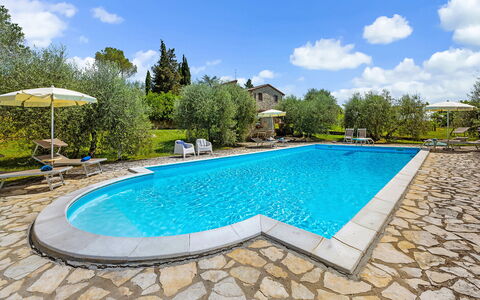 San Sano Retreat, Chianti Vineyard Views & Diving: Blu, Piscina, Materiale Composito, Ricorrere, Giardino, Eco Hotel, Backyard, Shade, Flagstone, Hacienda