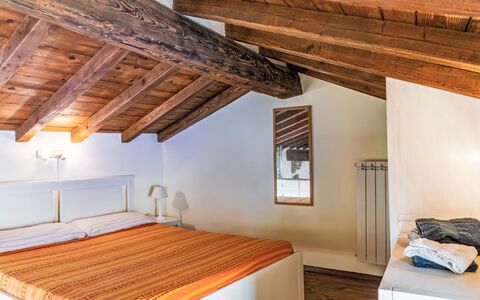 Fibbialla: Interior Design, Wood, Ceiling, Floor, Bedroom, Room, Flooring, Furniture, Bed, Home
