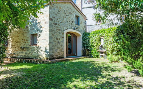 Fibbialla: Wall, Shrub, House, Door, Cottage, Garden, Estate, Farmhouse, Stone Wall, Brick