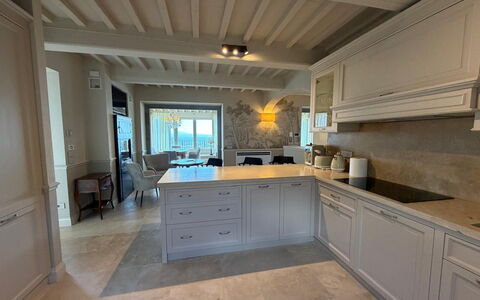 Villa Maddalena alla Guglielmesca: Mobilia, Pavimentazione, Interior Design, Cucina, Controsoffitto, Legna, Cabinetry, Pavimento, Soffitto, Illuminazione