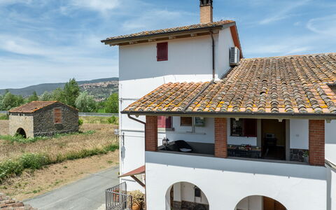 Il Cipresso, Casa dei Nonni, Cortona: Tetto, Villetta, Pendenza, Camino, Villa, Balcone, Agriturismo