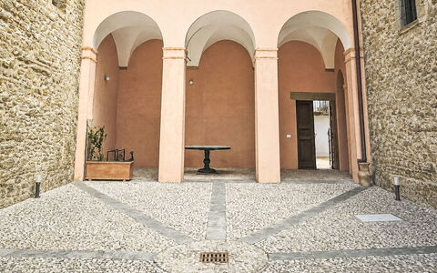 Rocca Loft: Costruzione, Parete, Finestra, Zona Residenziale, Quartiere, Facciata, Casa, Cittadina, Casa, Balcone