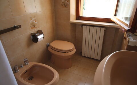 Il Paradiso tra Gli Ulivi: Toilet Seat, Bagno, Idraulico Fixture, Gabinetto, Pavimentazione, Pavimento, Lavello, Interior Design, Lavandino Del Bagno, Idraulico