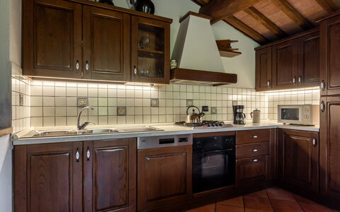 Villa Daluma, Private Pool in Todi: Cucina, Cabinetry, Legna, Controsoffitto, Apparecchio Major, Interior Design, Elettrodomestico Da Cucina, Cucina Stufa, Mobilia, Soffitto