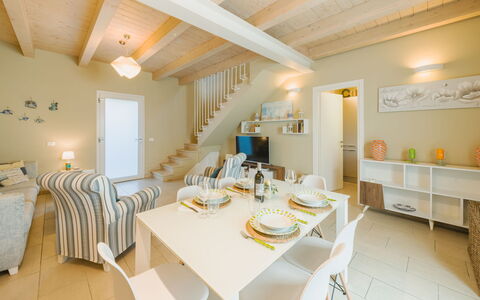 Casa delle Rondini: Mobilia, Interior Design, Pavimentazione, Pavimento, Tavolo, Legna, Soffitto, Sedia, Camera, Divano