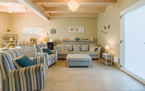 Casa delle Rondini: Mobilia, Interior Design, Pavimentazione, Pavimento, Tavolo, Legna, Soffitto, Sedia, Camera, Divano