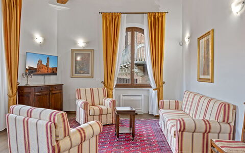La Piazza Grand Vista Suite: Mobilia, Interior Design, Pavimentazione, Pavimento, Soffitto, Camera, Casa, Soggiorno, Cornice, Divano