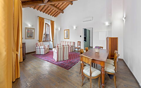 La Piazza Grand Vista Suite: Interior Design, Mobilia, Pavimentazione, Soffitto, Pavimento, Camera, Illuminazione, Cornice, Soggiorno, Divano