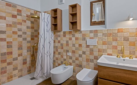 La Piazza Grand Vista Suite: Pavimentazione, Parete, Idraulico Fixture, Pavimento, Bagno, Toilet Seat, Interior Design, Gabinetto, Piastrella, Lavello
