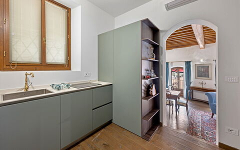 La Piazza Grand Vista Suite: Pavimentazione, Interior Design, Legna, Cucina, Controsoffitto, Cabinetry, Mobilia, Pavimento, Casa, Elettrodomestico Da Cucina