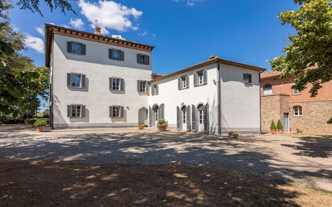 Antica Villa Merelli 12: Parete, Costruzione, Facciata, Casa, Architettura, Casa, Arbusto, Tetto, Insediamento Umano, Estate