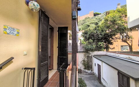 Casa Lelà: Parete, Porta, Appartamento, Balcone, Ferro, Illuminazione Diurna, Corrimano, Pianta Della Casa