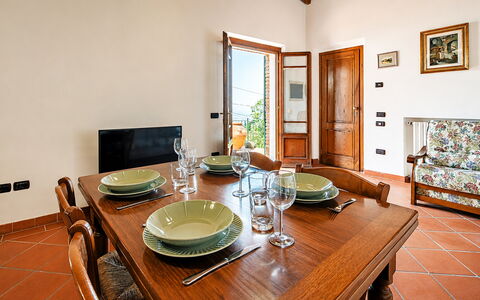La Casina: Mobilia, Interior Design, Legna, Pavimentazione, Tavolo, Camera, Casa, Sala Da Pranzo, Pavimento, Cucina & Sala Da Pranzo Tavolo