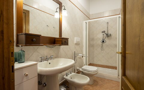 La Casina: Lavandino Del Bagno, Pavimentazione, Idraulico Fixture, Interior Design, Bagno, Lavello, Pavimento, Rubinetto, Soffitto, Camera