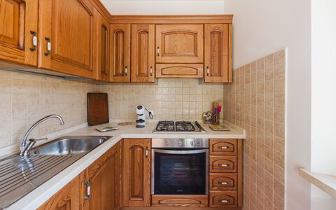 Dimora Polle di Malbacco: Cucina, Controsoffitto, Elettrodomestico Da Cucina, Apparecchio Major, Cabinetry, Legna, Pavimentazione, Interior Design, Mobilia, Lavandino Della Cucina