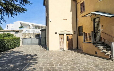 Il Pozzo dei Desideri: Parete, Pavimento, Porta, Pavimentazione, Casa, Materiale Composito, Calcestruzzo, Shade, Piastrella, Porta A Casa