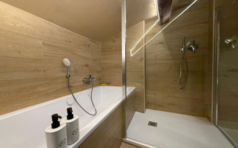 Il Pittore: Bagno, Pavimentazione, Pavimento, Parete, Idraulico Fixture, Vasca Da Bagno, Legna, Interior Design, Idraulico, Rubinetto