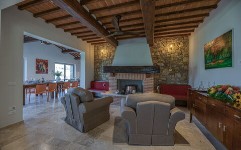La Calcinaia Country Villa, Bucine: Mobilia, Interior Design, Parete, Pavimentazione, Legna, Soffitto, Pavimento, Sedia, Divano, Soggiorno