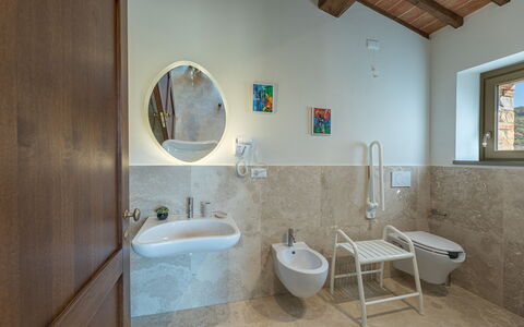 La Calcinaia Country Villa, Bucine: Pavimentazione, Parete, Idraulico Fixture, Interior Design, Pavimento, Lavandino Del Bagno, Rubinetto, Bagno, Lavello, Idraulico