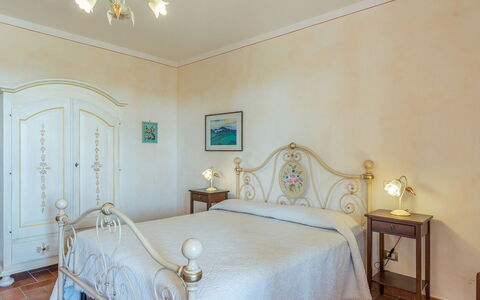 Poderina dei Poggi 12: Mobilia, Camera Da Letto, Interior Design, Letto, Lenzuolo, Pavimento, Pavimentazione, Soffitto, Bedding, Telaio Del Letto