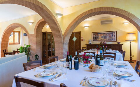 Poderina dei Poggi 12: Mobilia, Interior Design, Tavolo, Soffitto, Sedia, Tavola, Sala Da Pranzo, Cucina & Sala Da Pranzo Tavolo, Ristorante, Camera