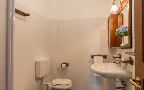 Podere Calcheto 14: Lavandino Del Bagno, Parete, Bagno, Idraulico Fixture, Legna, Pavimentazione, Lavello, Pavimento, Interior Design, Rubinetto