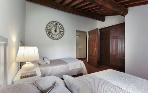 Villa Ginestraio 14: Letto, Interior Design, Mobilia, Camera Da Letto, Parete, Bedding, Pavimento, Lenzuolo, Pavimentazione, Soffitto
