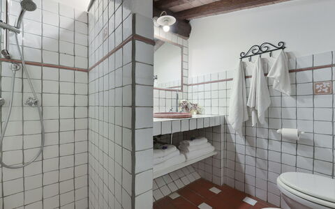 Villa Ginestraio 14: Parete, Idraulico Fixture, Bagno, Interior Design, Idraulico, Pavimentazione, Rubinetto, Pavimento, Lavello, Lavandino Del Bagno