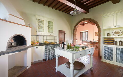 Villa Ginestraio 14: Mobilia, Interior Design, Parete, Pavimentazione, Cucina, Pavimento, Soffitto, Illuminazione, Tavolo, Casa