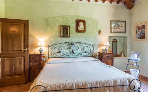 La Casa Dell'Artista 6: Furniture, Interior Design, Flooring, Floor, Ceiling, Room, Lighting, Bed, Bedroom, Table