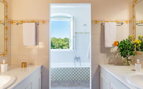 Villa Pucci 12: Bagno, Parete, Interior Design, Idraulico Fixture, Pavimentazione, Pavimento, Rubinetto, Idraulico, Piastrella, Vasca Da Bagno