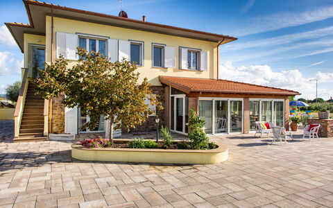 Il Nocciolo 12: Casa, Zona Residenziale, Porta, Shade, Estate, Flagstone, Portico, Calcestruzzo, Vaso Di Fiori, Villa