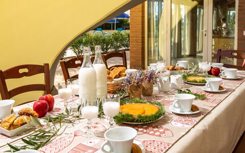Il Nocciolo 12: Tavola, Mobilia, Tavolo, Cibo, Sedia, Serveware, Tovaglia, Dishware, Bicchieri, Piatto