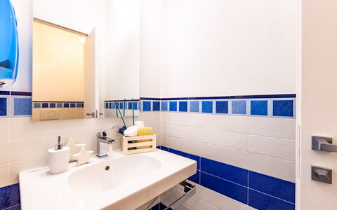Il Nocciolo 12: Blu, Pavimentazione, Pavimento, Idraulico Fixture, Interior Design, Bagno, Piastrella, Idraulico, Rubinetto, Lavello