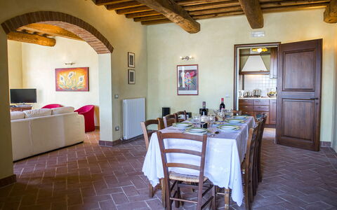 La Torre dei Fagiani 8+2: Mobilia, Parete, Interior Design, Pavimentazione, Tavolo, Soffitto, Pavimento, Sedia, Camera, Sala Da Pranzo