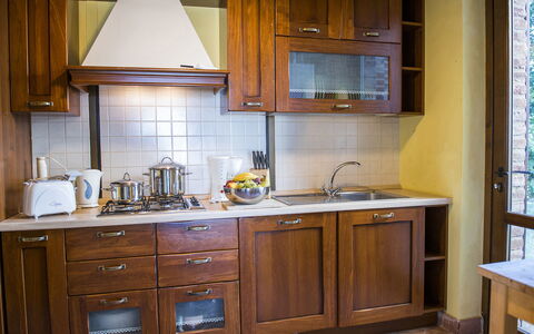 La Torre dei Fagiani 8+2: Cucina, Cabinetry, Elettrodomestico Da Cucina, Apparecchio Major, Legna, Controsoffitto, Interior Design, Credenza, Mobilia, Pavimentazione