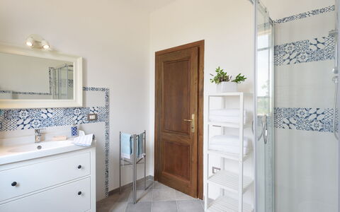 Poggio Vistabella 10: Blu, Pavimentazione, Pavimento, Idraulico Fixture, Bagno, Interior Design, Piastrella, Idraulico, Rubinetto, Camera