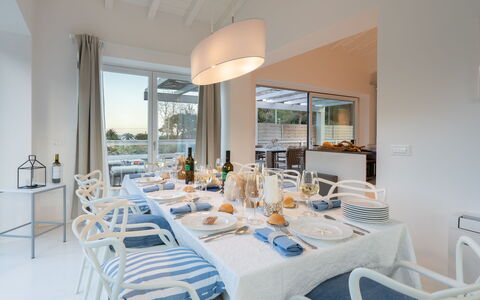 Villa Giomoa 8: Mobilia, Interior Design, Sedia, Tavolo, Cucina & Sala Da Pranzo Tavolo, Pavimentazione, Sala Da Pranzo, Pavimento, Soffitto, Illuminazione